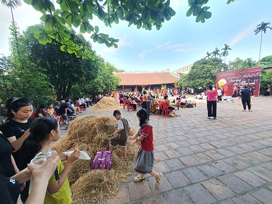 Không gian văn hóa đình làng Hải Phòng xưa được tổ chức tại Đình Hàng Kênh, Hải Phòng. Ảnh: Mai Chi