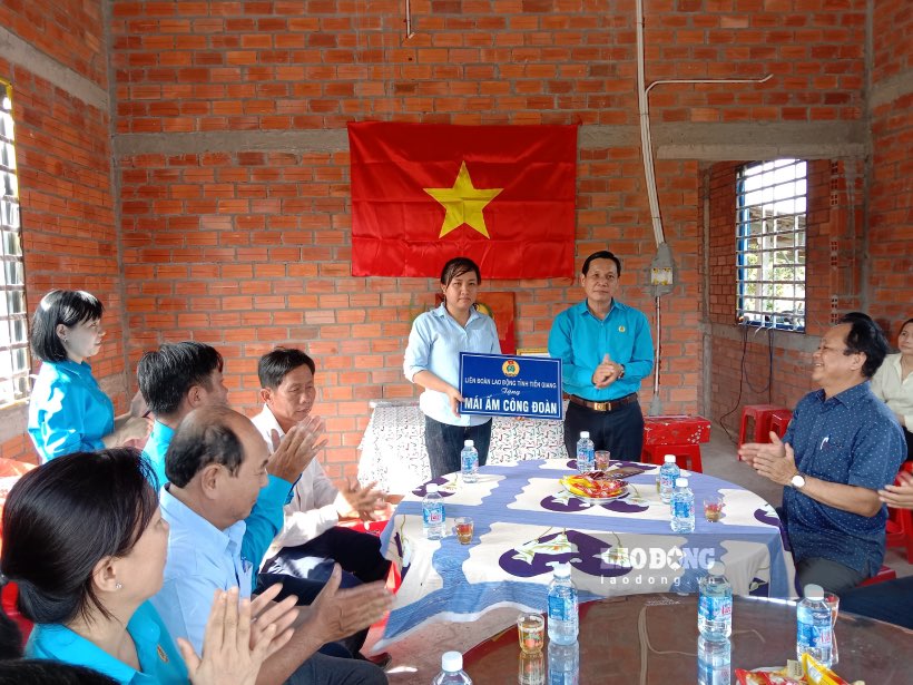 Chủ tịch LĐLĐ tỉnh Tiền Giang Lê Minh Hùng -  trao tặng “Mái ấm Công đoàn” cho chị Mỹ Tiên. Ảnh: Thành Nhân