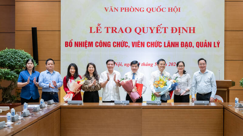 Tổng Thư ký Quốc hội, Chủ nhiệm Văn phòng Quốc hội Bùi Văn Cường chúc mừng các đồng chí nhận quyết định bổ nhiệm. Ảnh: Quốc hội 