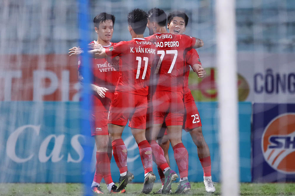 Không thể ghi bàn gỡ, Hà Nội FC còn bị thủng lưới ngay phút 90+7 khi Văn Xuân đánh đầu lập bập mang tới cơ hội cho Trương Tiến Anh ghi bàn ấn định thắng lợi 2-0 cho Thể Công Viettel.