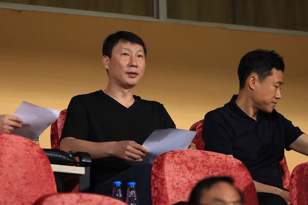 Trên khán đài có sự xuất hiện của tân huấn luyện viên trưởng đội tuyển Việt Nam - ông Kim Sang-sik.