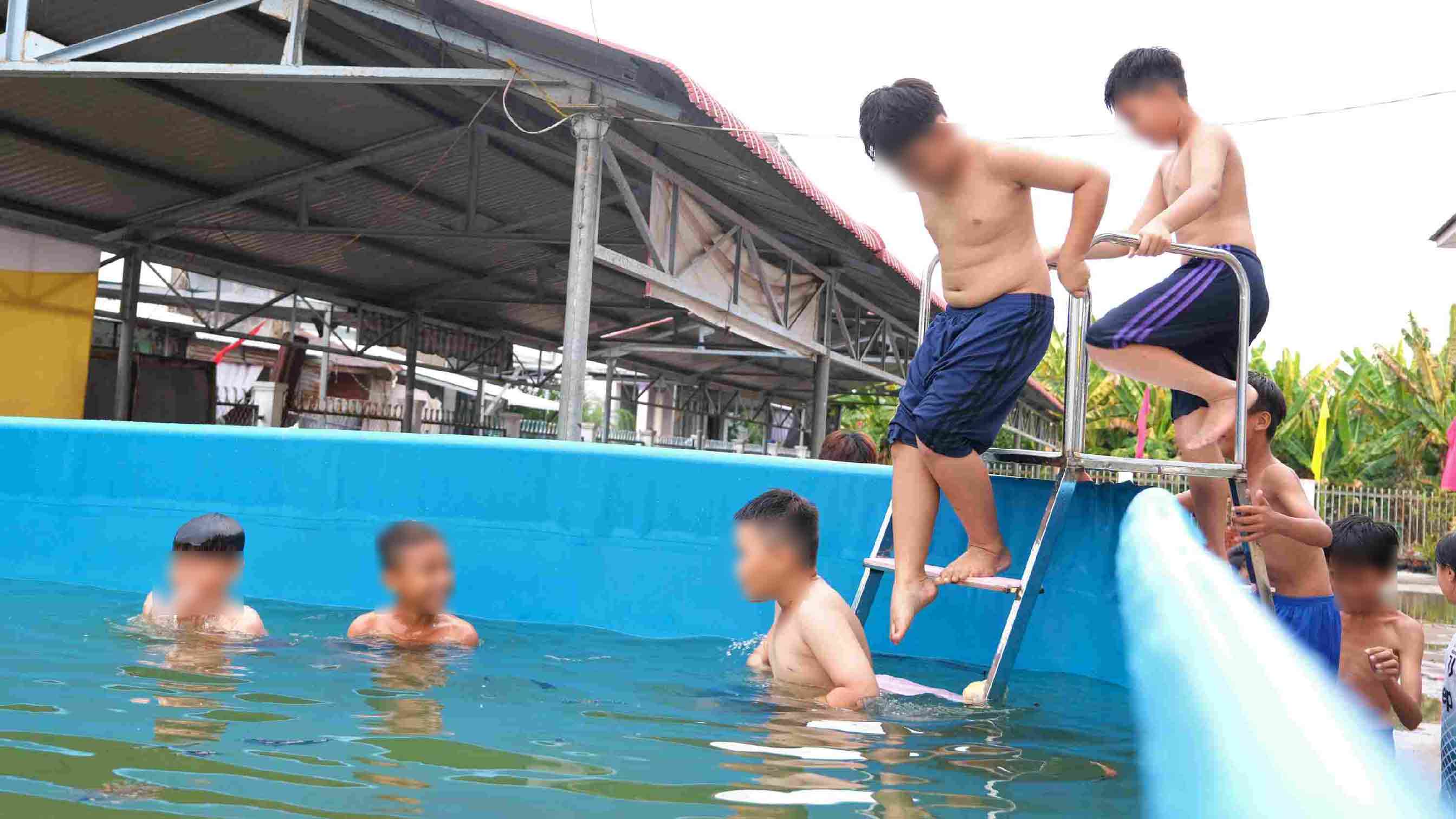 Mùa hè đến, lớp dạy bơi của bà Sáu Thia lại trở nên nhộn nhịp, sôi động. Ảnh: Phong Linh