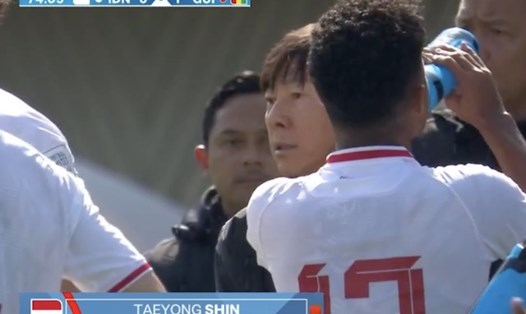 HLV Shin Tae-yong nhận thẻ đỏ trong trận đấu của U23 Indonesia. Ảnh cắt từ video 