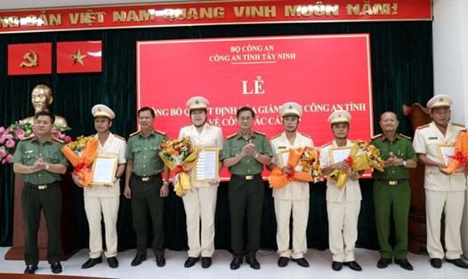 Hình ảnh buổi trao, nhận quyết định bổ nhiệm của cán bộ Công an tỉnh Tây Ninh. Ảnh: Công an tỉnh Tây Ninh