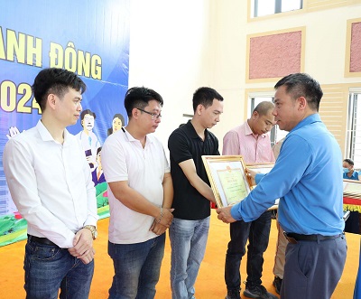 Chủ tịch LĐLĐ Hà Nam ông Lê Văn Hà tặng bằng khen cho các tập thể, cá nhân có thành tích trong ATVSLĐ. Ảnh: Minh Hạnh