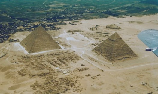 Các nhà khảo cổ đã sử dụng radar và các phương pháp khác để tìm ra công trình ngầm gần các kim tự tháp và nghĩa trang ở Giza, Ai Cập. Ảnh chụp màn hình Insider