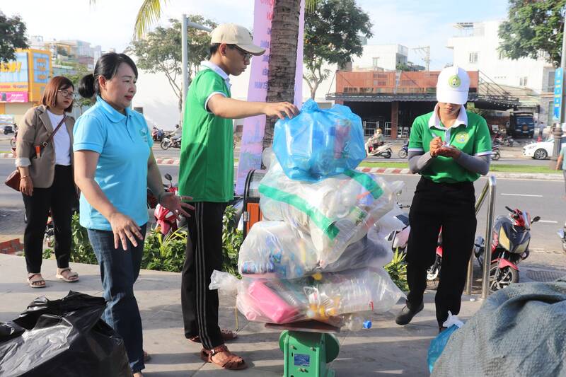 Người dân thu gom rác thải nhựa, rác thải tái chế đế đổi quà. Ảnh: Nguyễn Linh