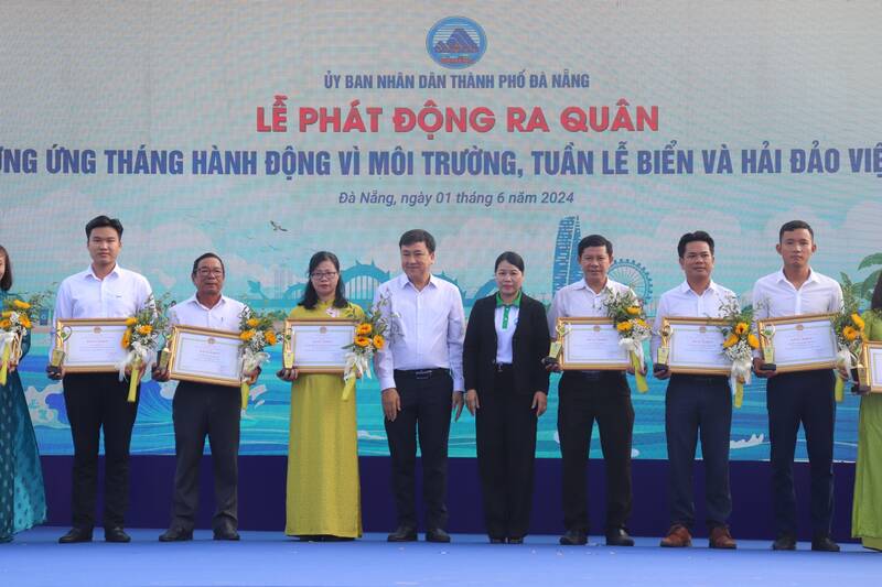 UBND TP Đà Nẵng trao tặng bằng khen cho cá nhân và cộng đồng có thành tích xuất sắc trong sự nghiệp bảo vệ môi trường của thành phố. Ảnh: Nguyễn Linh
