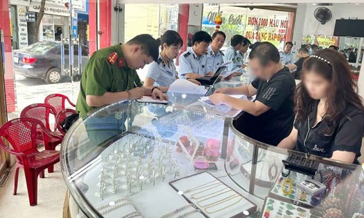 Đoàn kiểm tra Đội QLTT số 1 đang tiến hành kiểm tra cửa hàng kinh doanh vàng trên địa bàn quản lý. Ảnh: Cục QLTT tỉnh Nam Định