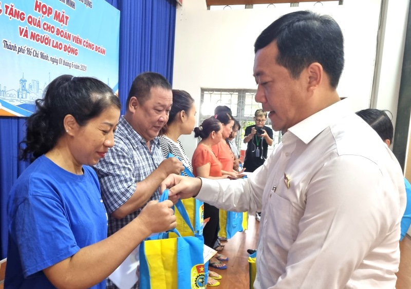 Đại biểu Quốc hội Hà Phước Thắng tặng quà cho người lao động Công ty Astro (Sài Gòn). Ảnh: Nam Dương