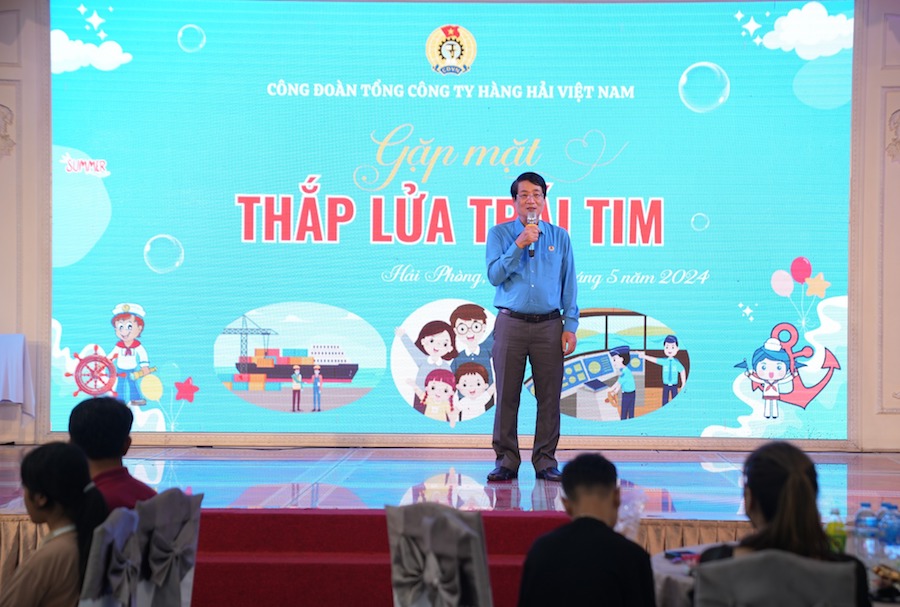 Ông Lê Phan Linh - Chủ tịch Công đoàn Tổng Công ty Hàng hải Việt Nam phát biểu động viên các cháu cùng gia đình tại buổi gặp. Ảnh: Phương Nguyễn