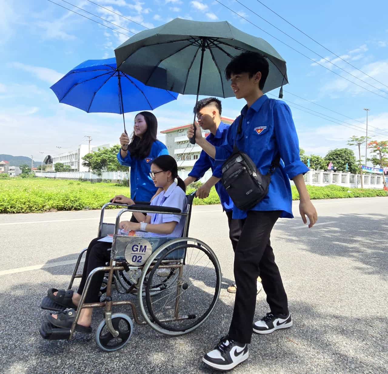 Tại điểm thi trường Chuyên Lương Văn Tụy (thành phố Ninh Bình) có một thí sinh phải ngồi xe lăn vào phòng thi do mới mổ ruột thừa. Ảnh: Nguyễn Trường