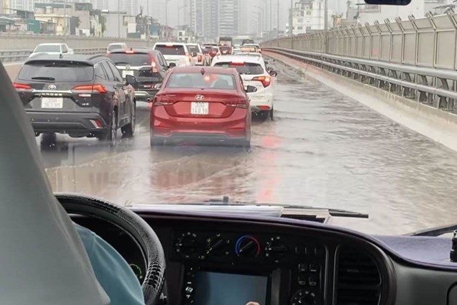 Đường vành đai 2 trên cao xảy ra tình trạng ngập úng sau mưa. Ảnh: OFFB