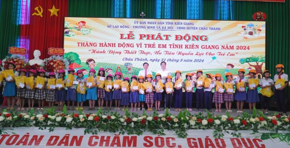 Tặng 150 phần quà cho trẻ em có hoàn cảnh khó khăn và 30 suất học bổng cho học sinh vượt khó học giỏi trong lễ phát động Tháng hành động vì trẻ em năm 2024. Ảnh: Xuân Nhi