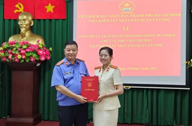 Ông Võ Quang Huy - Phó Viện trưởng Viện KSND TPHCM trao quyết định bổ nhiệm cho bà Võ Ngọc Liên Hương. Ảnh: Viện KSND Tối cao