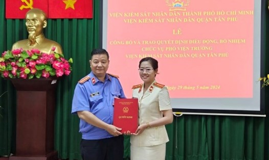 Ông Võ Quang Huy - Phó Viện trưởng Viện KSND TPHCM trao quyết định bổ nhiệm cho bà Võ Ngọc Liên Hương. Ảnh: Viện KSND Tối cao