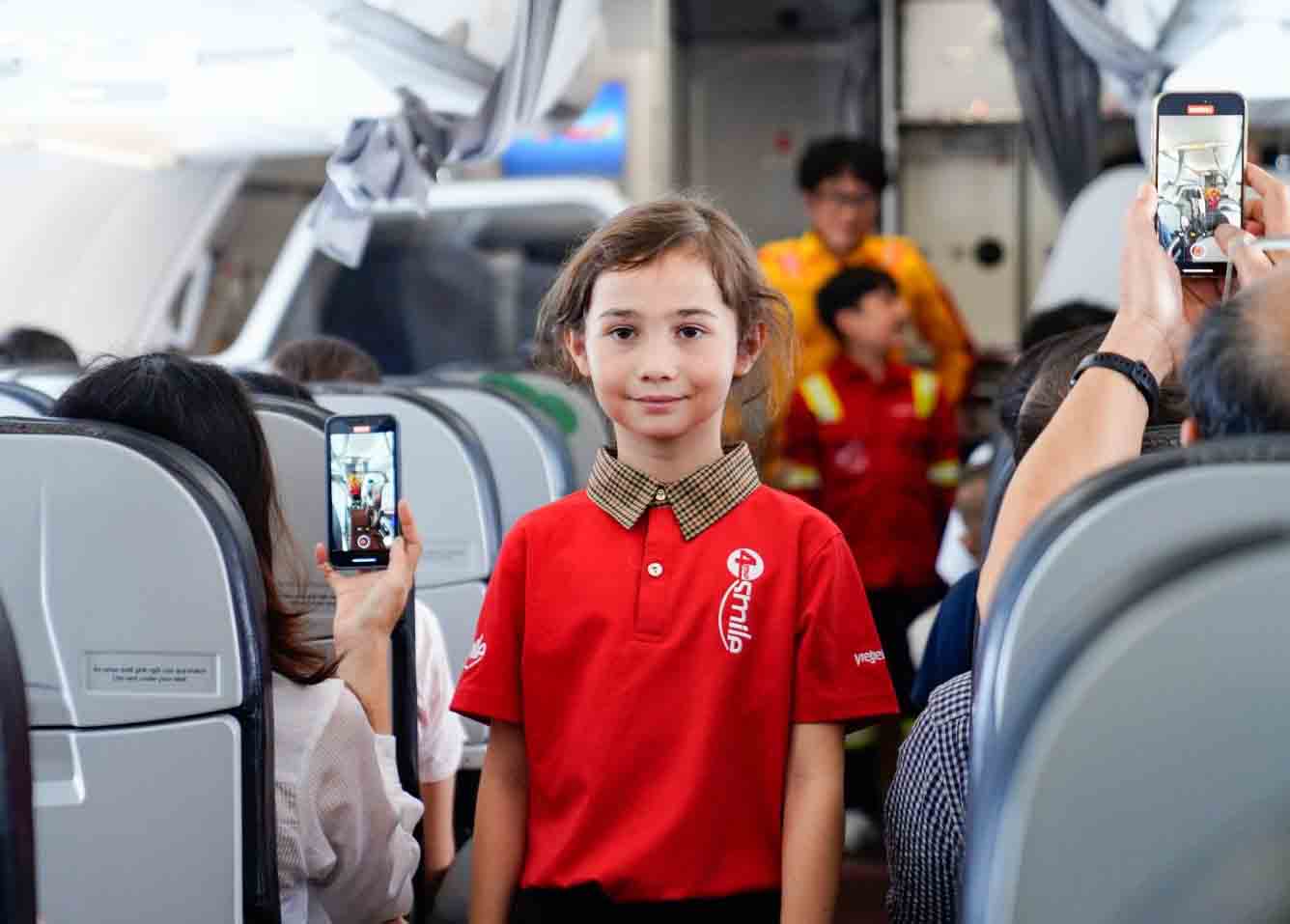 Những nhân viên phục vụ mặt đất thật “ngầu” trong màu áo đỏ Vietjet cùng ước mơ  mang lại thật nhiều nụ cười cho hành khách.
