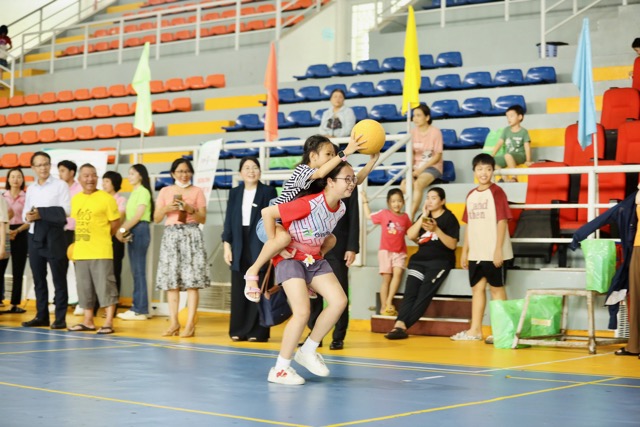 Hơn 200 trẻ em có hoàn cảnh khó khăn, yếu thế mừng ngày Quốc tế thiếu nhi 1.6. Ảnh: HƯƠNG SƠN 