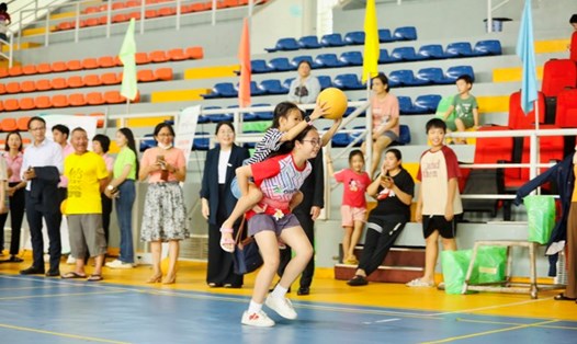 Hơn 200 trẻ em có hoàn cảnh khó khăn, yếu thế mừng ngày Quốc tế thiếu nhi 1.6. Ảnh: HƯƠNG SƠN