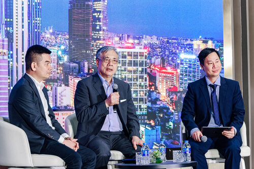 PGS.TS Trần Đình Thiên (giữa) thảo luận cùng các chuyên gia về khu Đông – vùng động lực mới của TP.HCM. Ảnh: PT