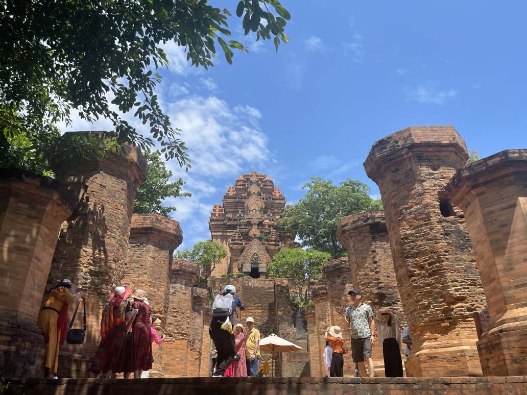 Di sản Tháp Bà Ponagar thu hút hàng nghìn lượt khách thăm quan, tìm hiểu mỗi ngày. Ảnh: P.Linh