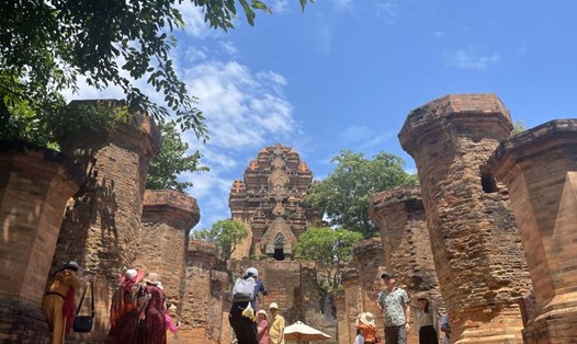 Di sản Tháp Bà Ponagar thu hút hàng nghìn lượt khách thăm quan, tìm hiểu mỗi ngày. Ảnh: P.Linh