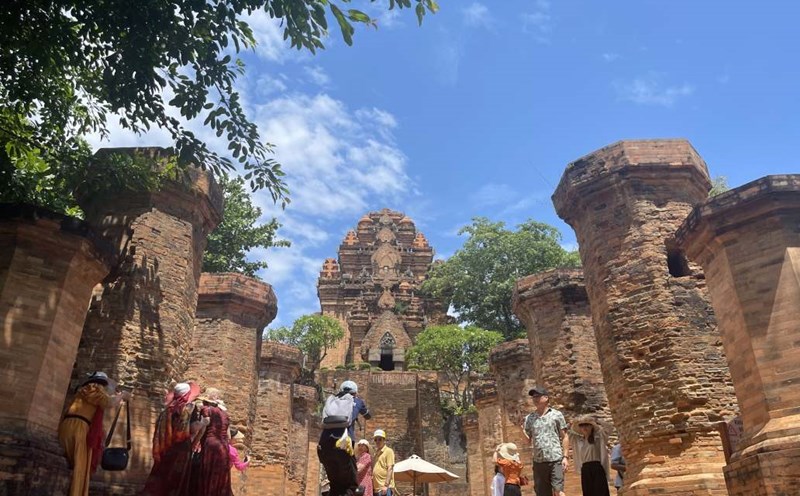 Di sản Tháp Bà Ponagar thu hút hàng nghìn lượt khách thăm quan, tìm hiểu mỗi ngày. Ảnh: P.Linh