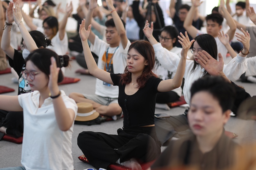 Sinh viên Học viện Ngoại giao tổ chức sự kiện thiền định để giải tỏa stress. Ảnh: BTC.