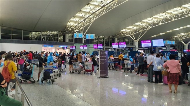 Không ít chủ doanh nghiệp khi ra đến sân bay mới biết bị tạm hoãn xuất cảnh do nợ thuế. Ảnh: LĐO