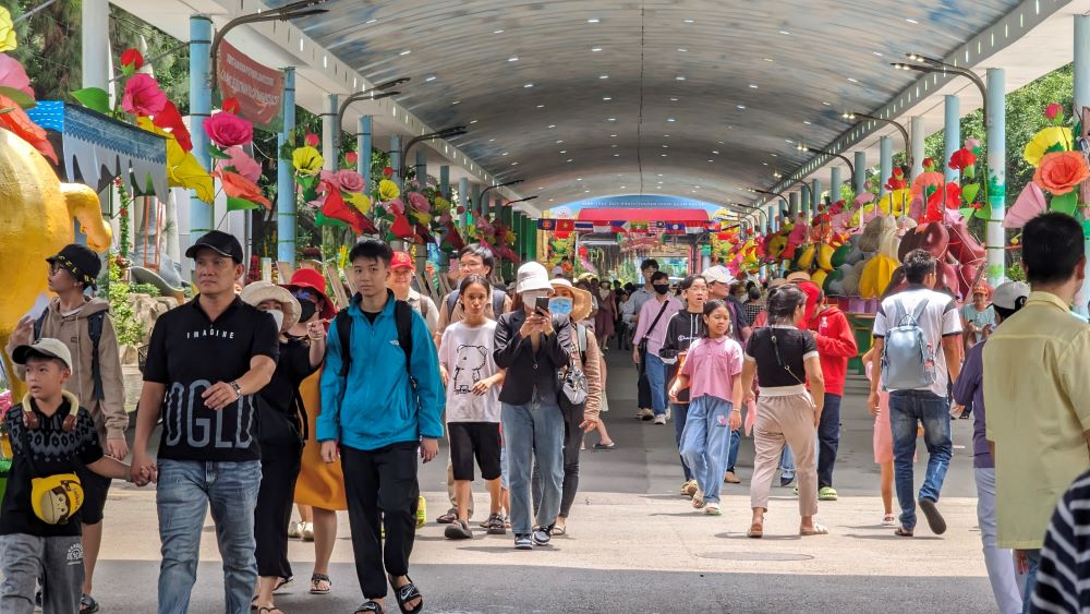 Dịp này, nhiều gia đình cũng tranh thủ đưa con em mình đi chơi nhân Ngày Quốc tế thiếu nhi, không khí vô cùng nhộn nhịp.