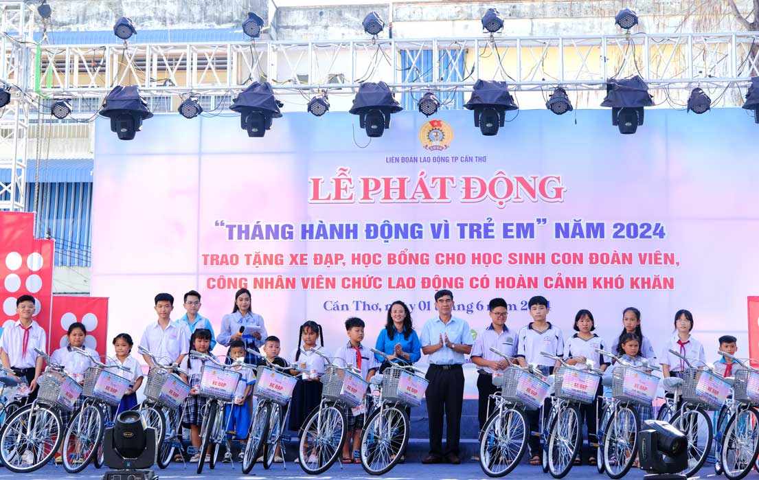 Chủ tịch LĐLĐ TP Cần Thơ Lê Thị Sương Mai (trái) và TS. BS. Phạm Hoàng Lai - Phó Giám đốc Bệnh viện Đa khoa Hòa Hảo - Medic Cần Thơ trao xe đạp cho các em học sinh. Ảnh: Mỹ Ly