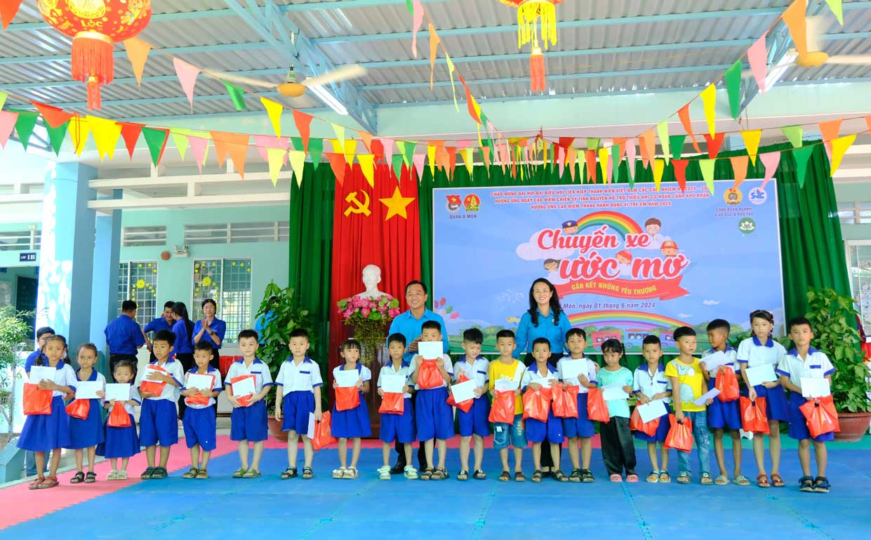 LĐLĐ TP Cần Thơ tặng quà cho các em học sinh tại Trường Tiểu học Kim Đồng. Ảnh: Mỹ Ly