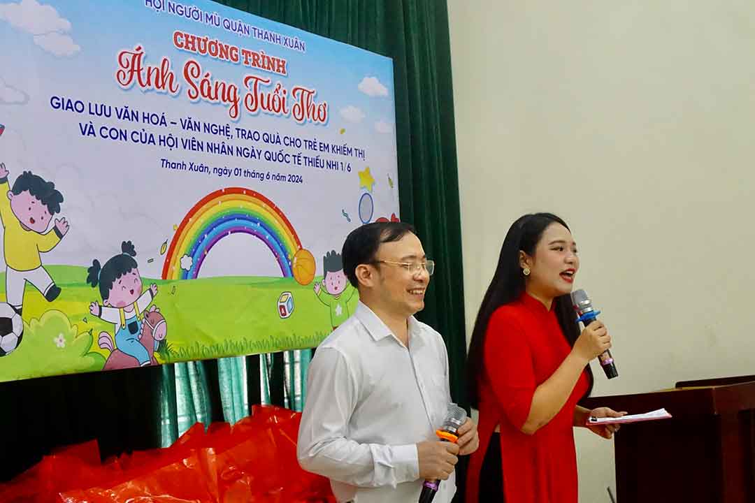 Anh Nguyễn Tiến Thành phát biểu tại sự kiện của Hội người mù Quận Thanh Xuân (Hà Nội). Ảnh: Nhật Minh