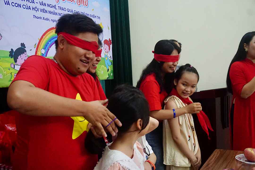 Các khách mời tham gia chuỗi hoạt động trải nghiệm bóng tối của chương trình. Ảnh: Nhật Minh