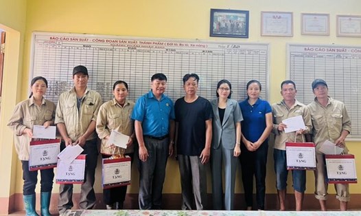 Ông Hà Duy Nghiêm - LĐLĐ huyện Phù Yên trao quà cho đoàn viên, người lao động tại CĐCS Công ty CP Gạch Thành An. Ảnh: Phương Thái 
