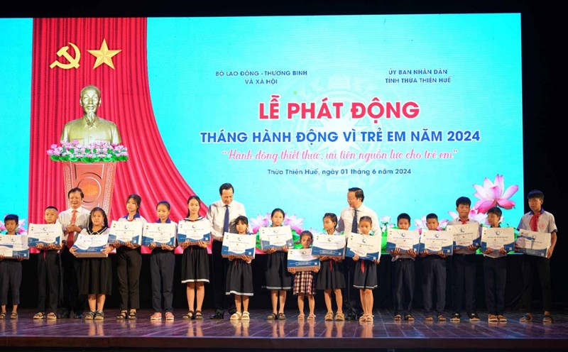 Phó Thủ tướng Chính phủ Trần Hồng Hà, Bộ trưởng Bộ Lao động - Thương binh và Xã hội Đào Ngọc Dung và Bí thư Tỉnh ủy Thừa Thiên Huế Lê Trường Lưu trao quà cho các trẻ em tại lễ phát động. Ảnh: Ngọc Hiếu.