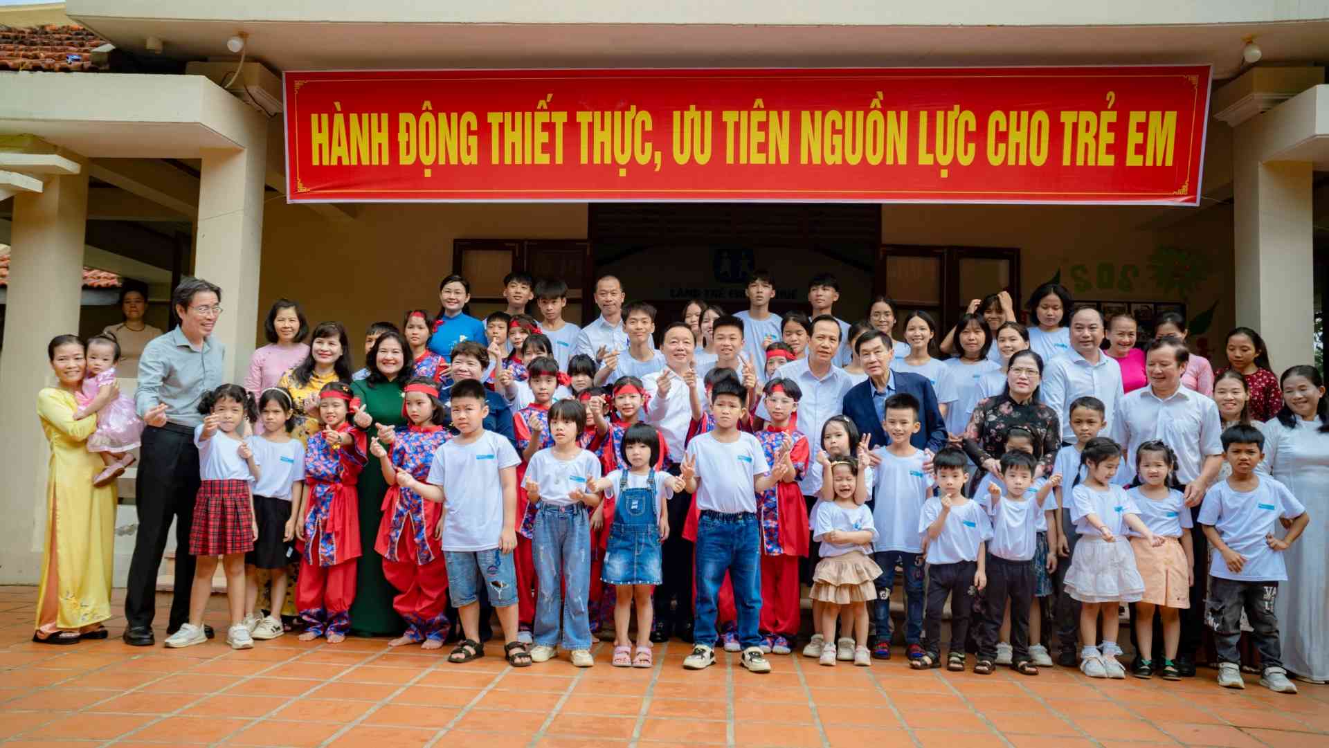 Phó Thủ tướng Chính phủ Trần Hồng Hà cùng các đại biểu đến thăm các cháu thiếu nhi tại Làng Trẻ em SOS Huế. Ảnh: Ngọc Hiếu.