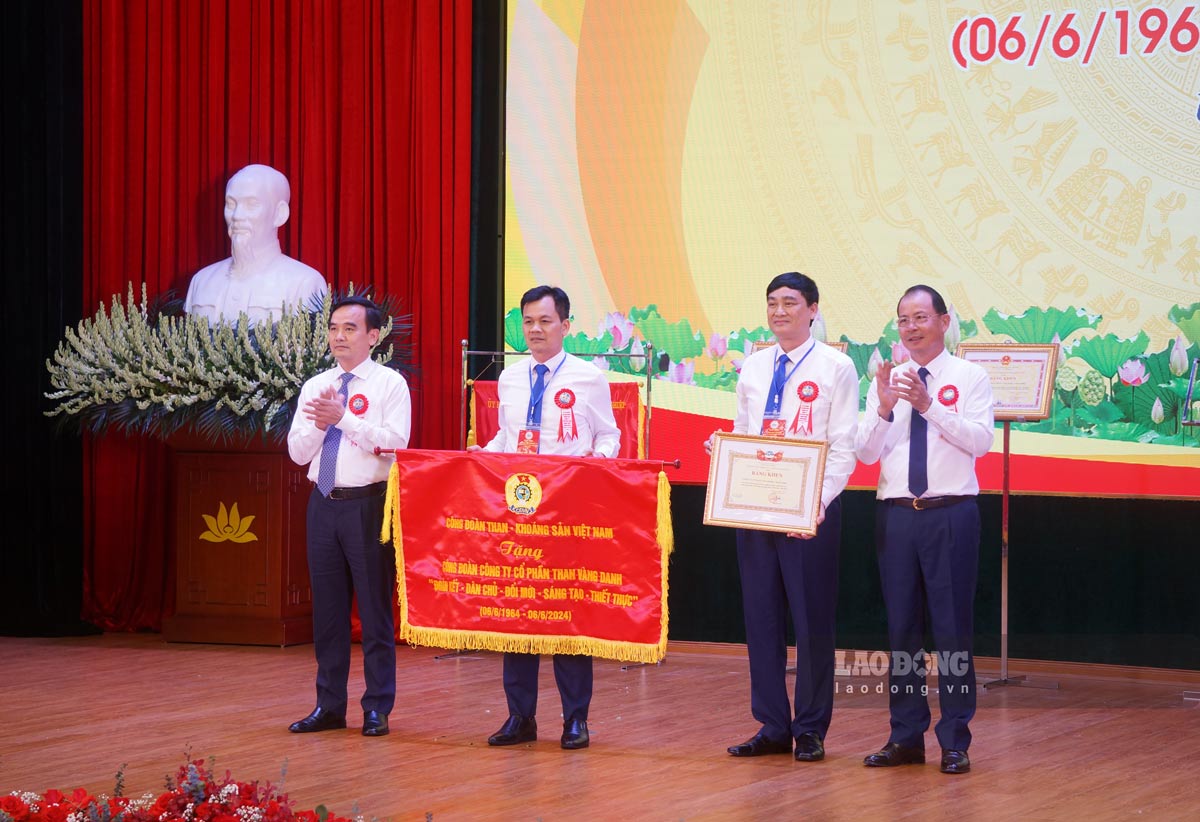 Lãnh đạo TKV tặng bằng khen, bức trướng của Công đoàn TKV cho Công ty Than Vàng Danh. Ảnh: Đoàn Hưng