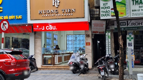 Cửa hàng đìu hiu không có khách tới giao dịch. Ảnh: Đền Phú