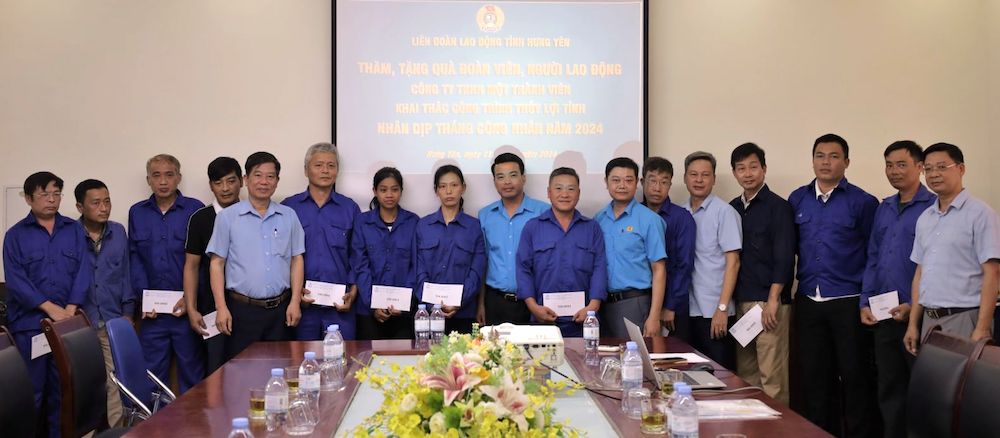 Lãnh đạo LĐLĐ tỉnh Hưng Yên tặng quà người lao động nhân dịp Tháng Công nhân. Ảnh: Huyền Trang