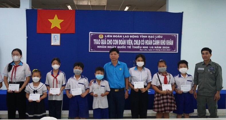 Ngân ngày Quốc tế thiếu nhi, LĐLĐ tỉnh Bạc Liêu trao quà cho con, em của công nhân lao động có hoàn cảnh khó khăn. Ảnh: Nhật Hồ