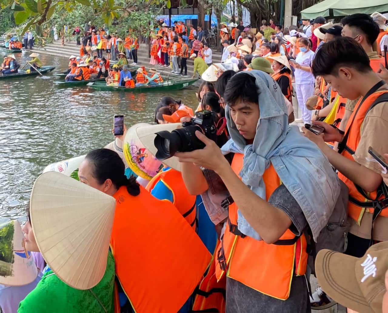Từ chiều ngày 1.6, hàng nghìn du khách và người dân đã đổ về khu du lịch Tam Cốc. Ảnh: Nguyễn Trường