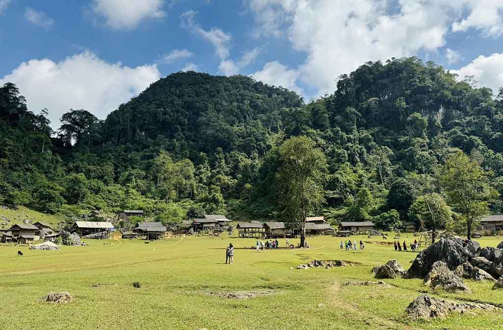 Hang Táu - làng nguyên thuỷ người Mông. Ảnh: Trần Ngọc Mỹ Linh