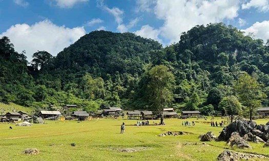 Hang Táu - Làng nguyên thuỷ của người Mông. Ảnh: Trần Ngọc Mỹ Linh