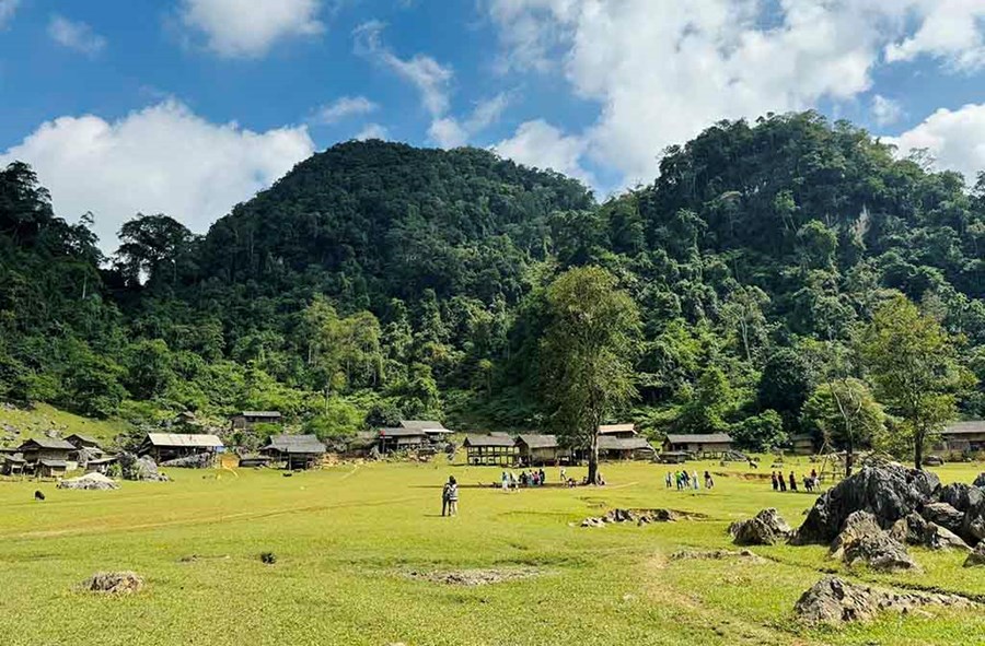 Hang Táu - làng nguyên thuỷ người Mông. Ảnh: Trần Ngọc Mỹ Linh