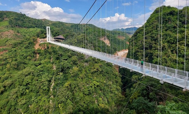 Cầu kính Bạch Long dài nhất thế giới. Ảnh: Minh Nguyễn