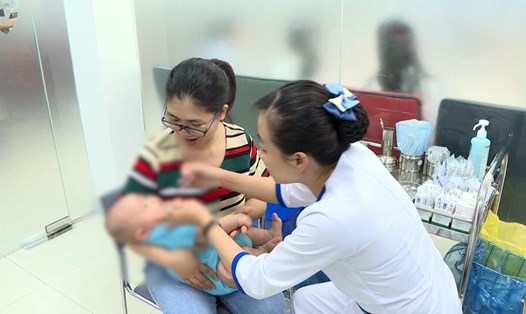 Tiêm vaccine cúm cho cả trẻ em và người lớn để phòng ngừa bệnh khi vào mùa mưa. Ảnh: NGUYỄN LY 