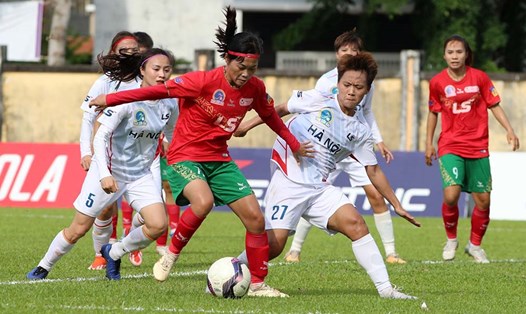 TPHCM (áo đỏ) giành chiến thắng trước Hà Nội I để vô địch lượt đi giải nữ vô địch quốc gia - Cúp Thái Sơn Bắc 2024. Ảnh: VFF