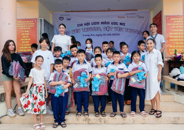 Ca sĩ Đoan Trang, Hà Kiều Anh nán lại chụp hình với các em nhỏ. Ảnh: BTC.