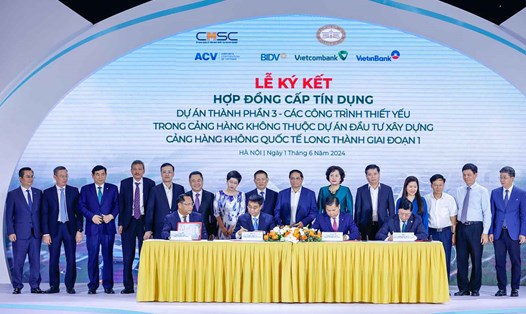 Thủ tướng Chính phủ Phạm Minh Chính và các đại biểu chứng kiến lễ ký kết hợp đồng cấp tín dụng trị giá 1,8 tỉ USD cho dự án thành phần 3 của sân bay Long Thành. Ảnh: VGP